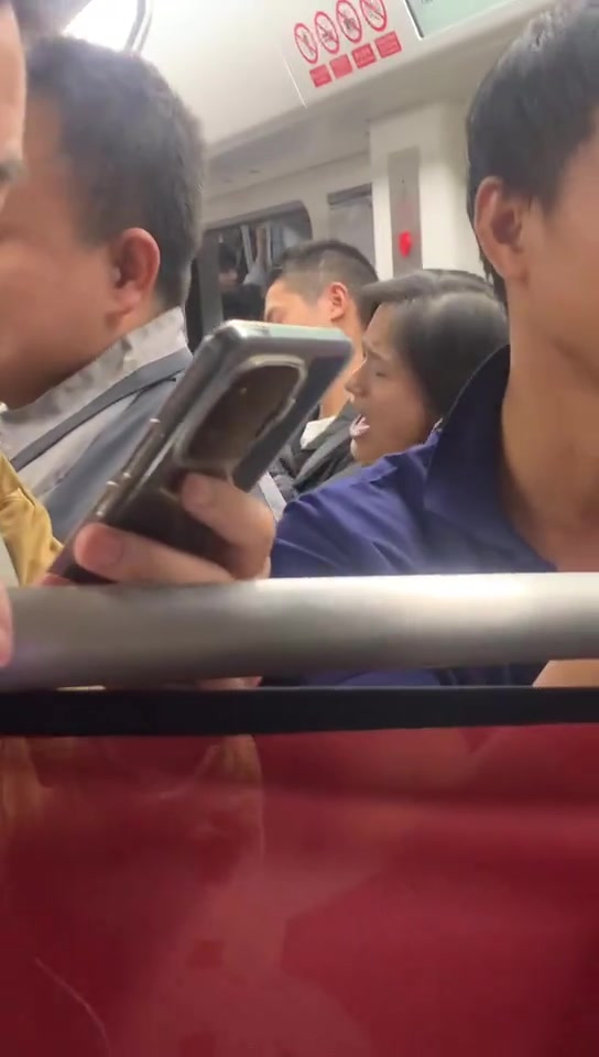 大哥把所有伤心的事都想了一遍，还是压不住比AK还难压的嘴角