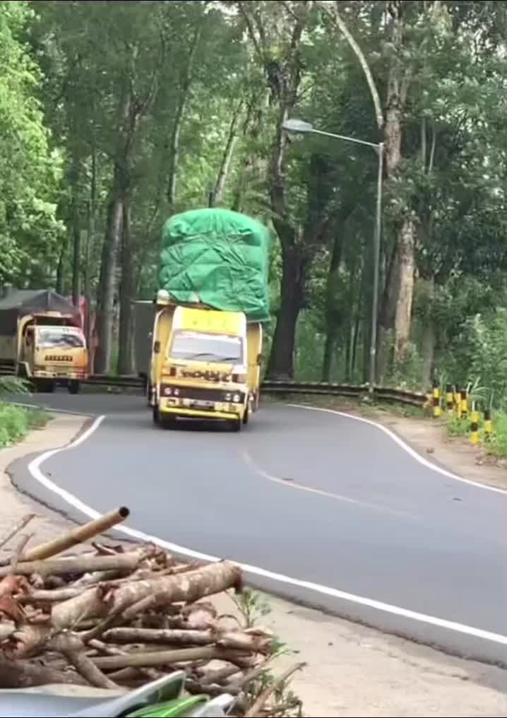 那摩托车人很聪明，不敢靠右超车！
