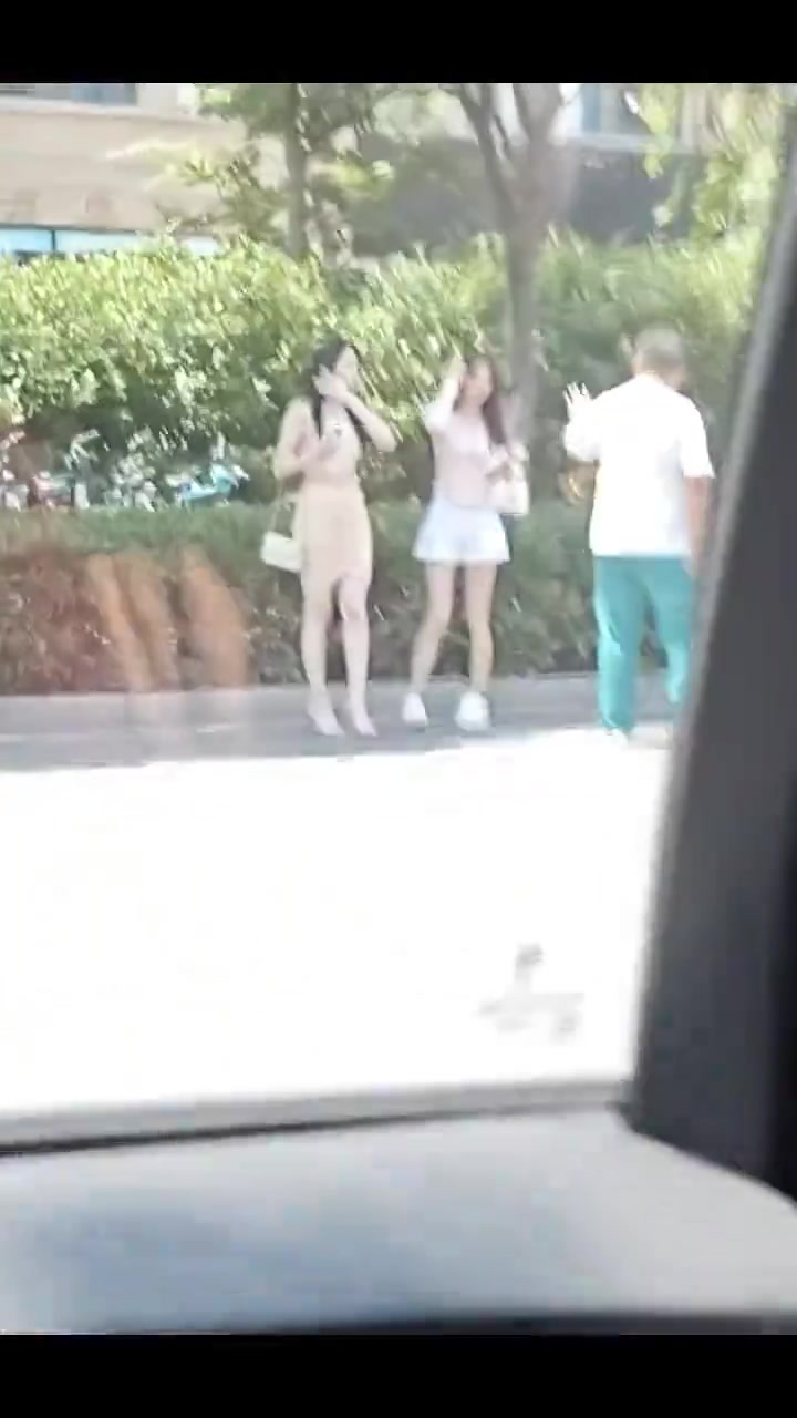 两个年轻貌美的小姐姐和开劳斯莱斯的大哥是什么关系啊
