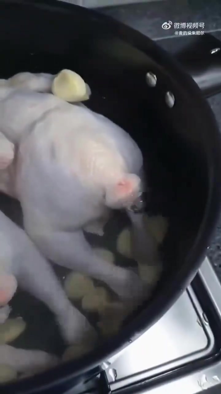我是广东人，证明一下我们广东的白切鸡是这样的，这就叫鸡有鸡味