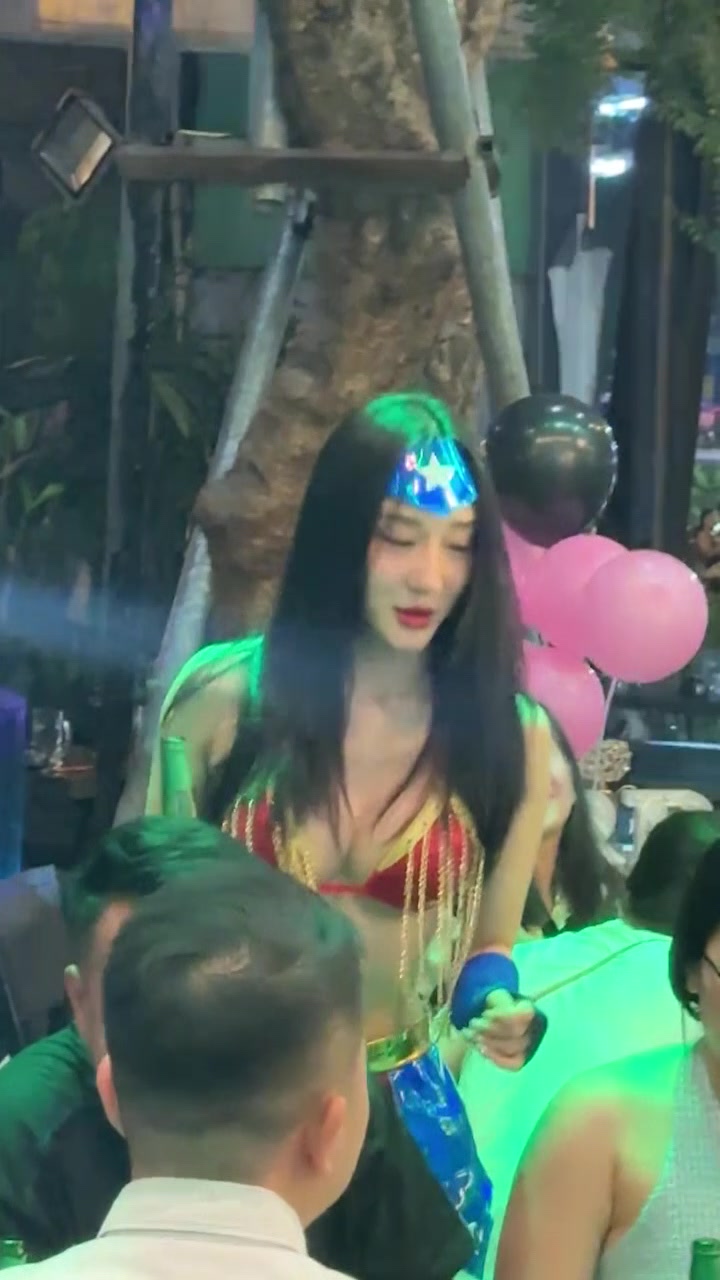 小姐姐是真会跳呀！把老哥的情绪都带起来了