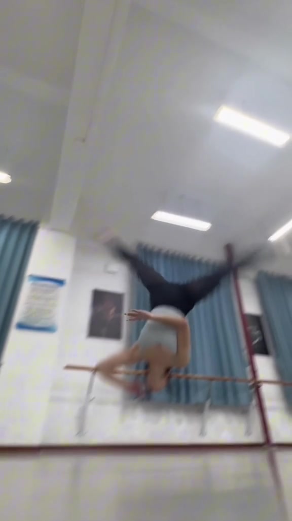 身材炸裂的舞蹈生表演一招马踏飞燕
