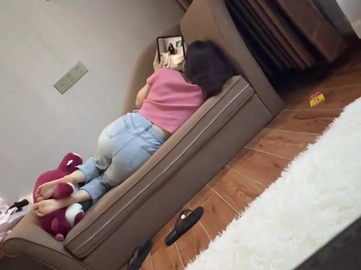 原来女生也喜欢看这类视频看得相当入迷啊