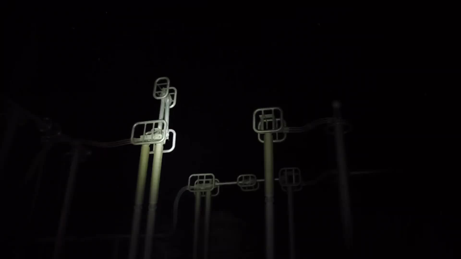 在绝对高压面前，空气都是导电的
