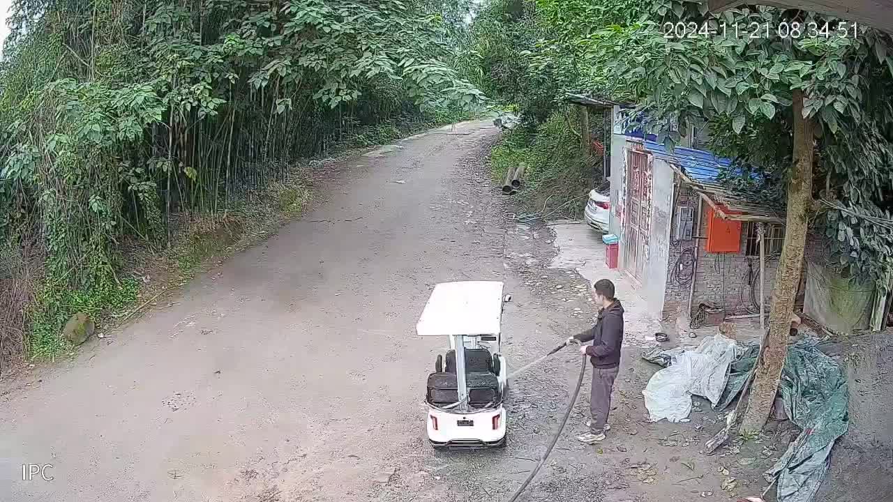 它为什么会自己跑，有没有专业的解释一下