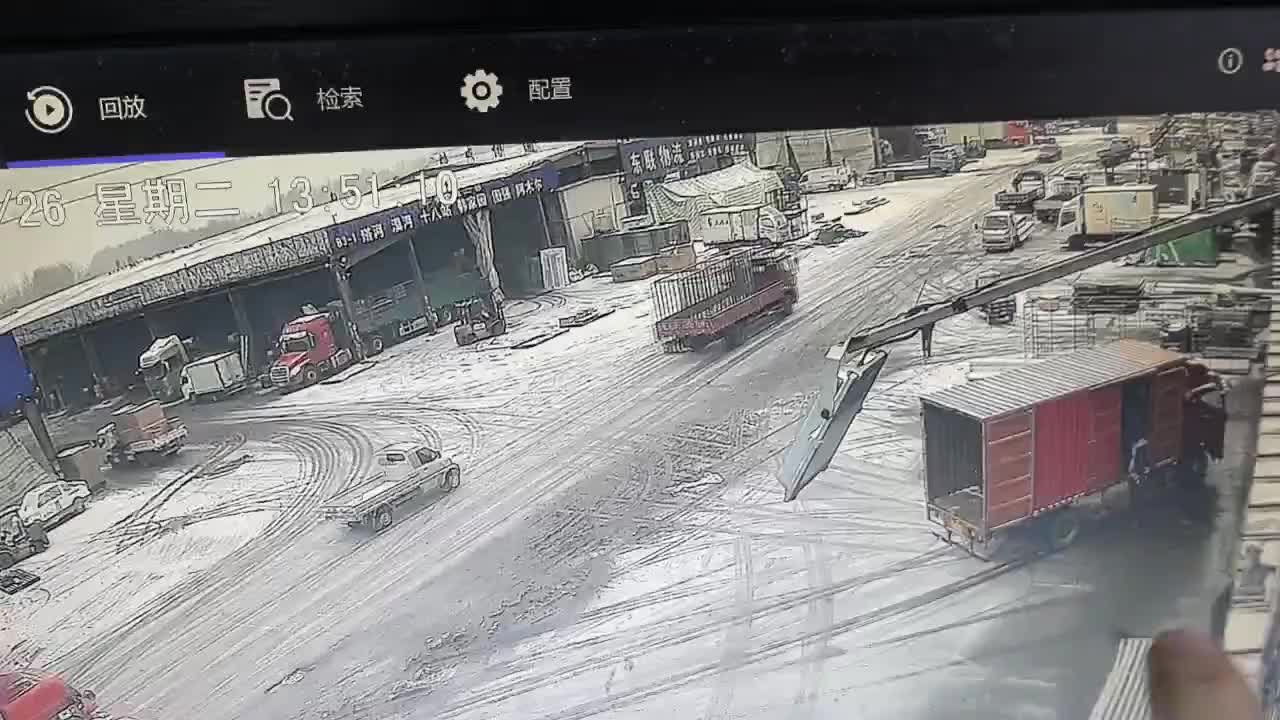 头一次听说没换雪地胎全责