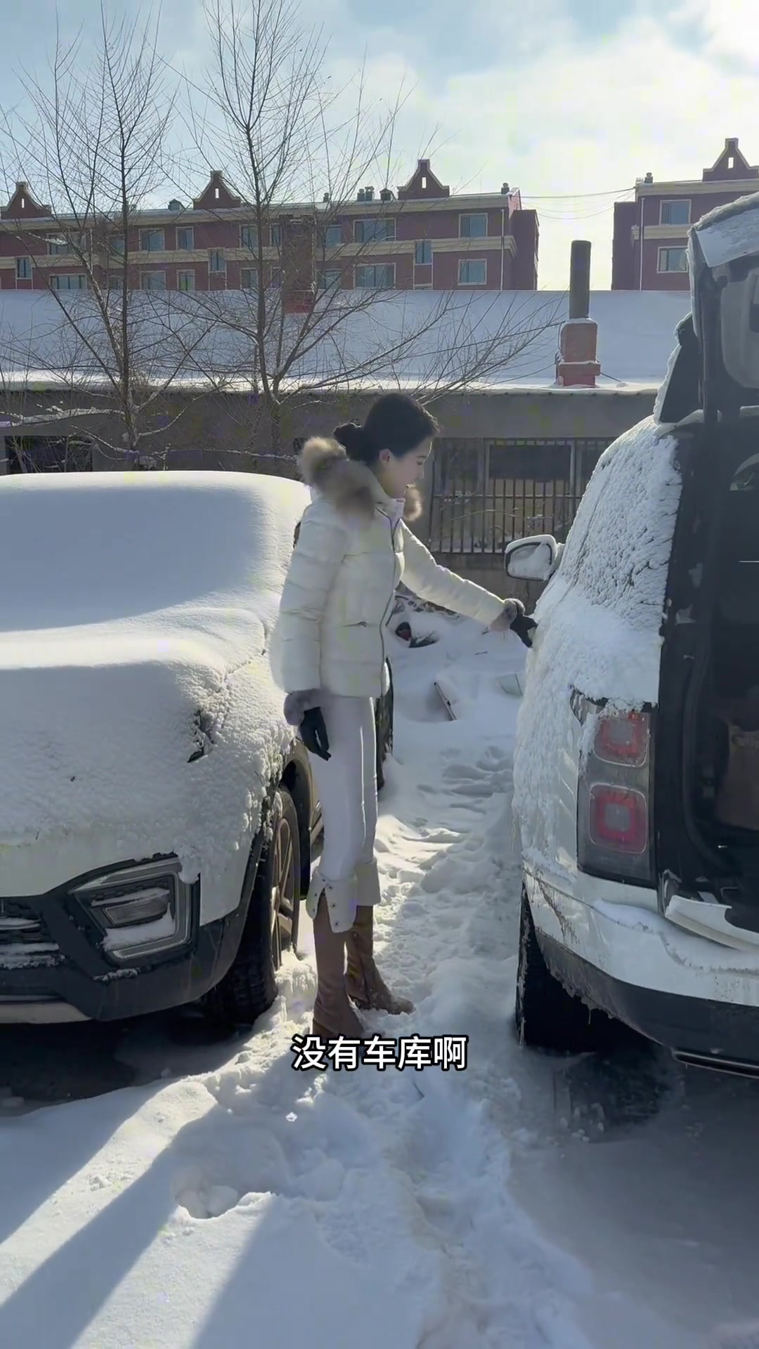 天太冷车被冻住，美女机智解决问题！！！