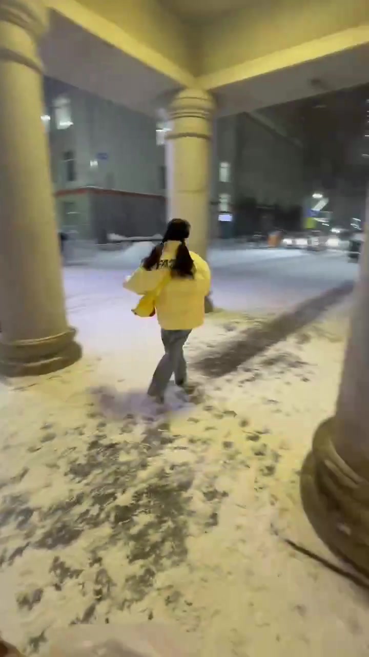 史上最会打出溜滑的人出现了，小姐姐竟然重心这么稳！