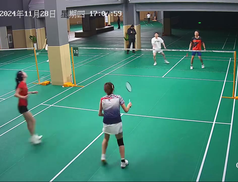 女生这一记羽毛球，直接将男生“绝杀”！
