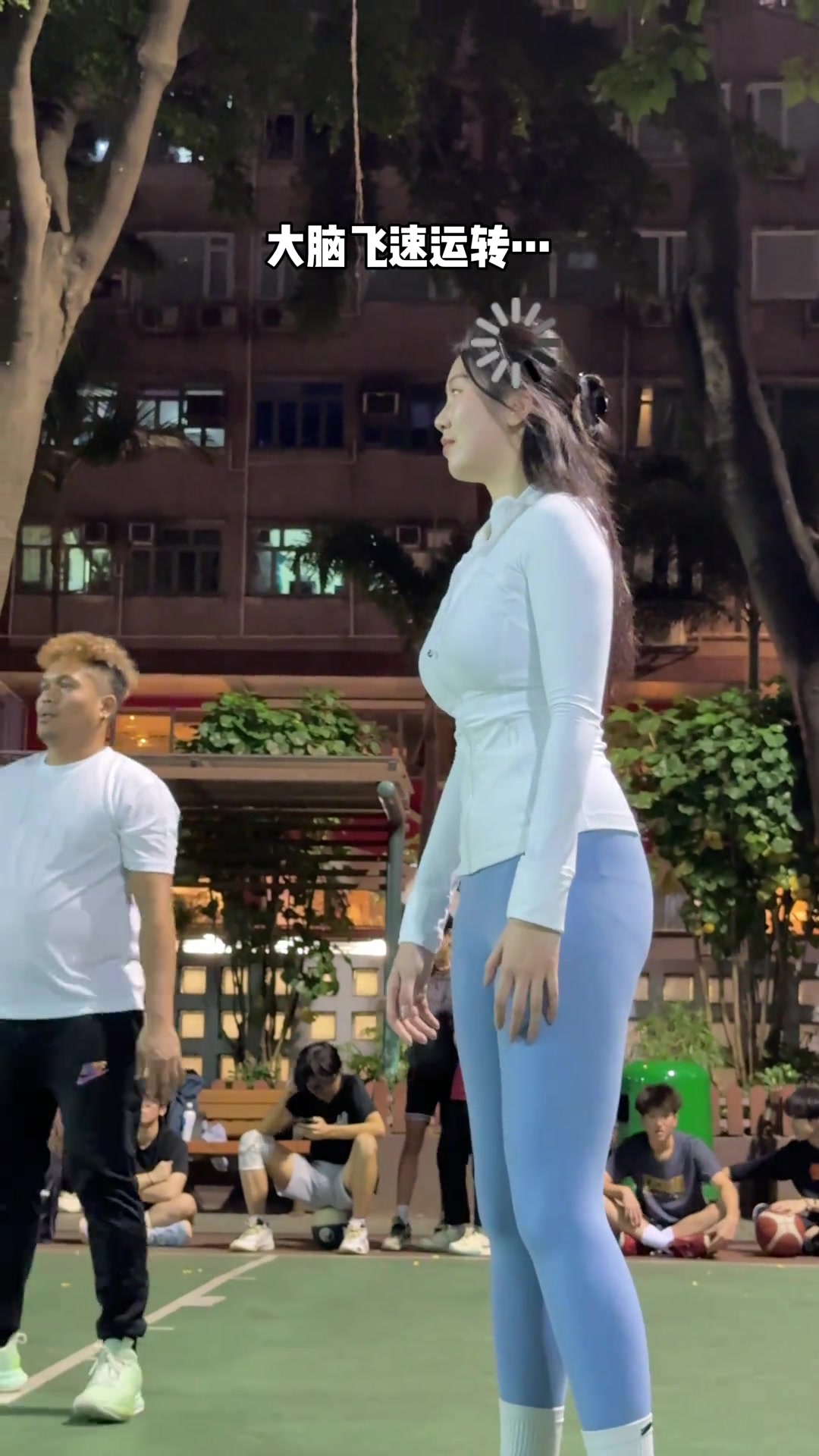 小姐姐这身材，一看就是打内线的料
