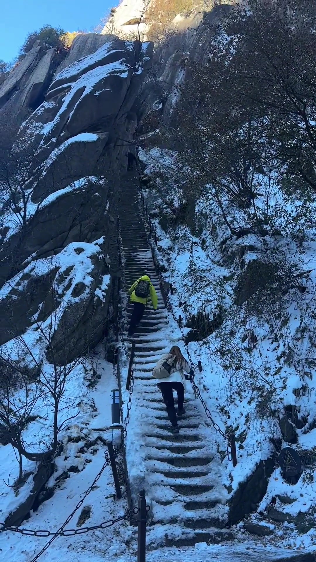 冬天爬山还是有风险的，一不小心就容易滑下来！