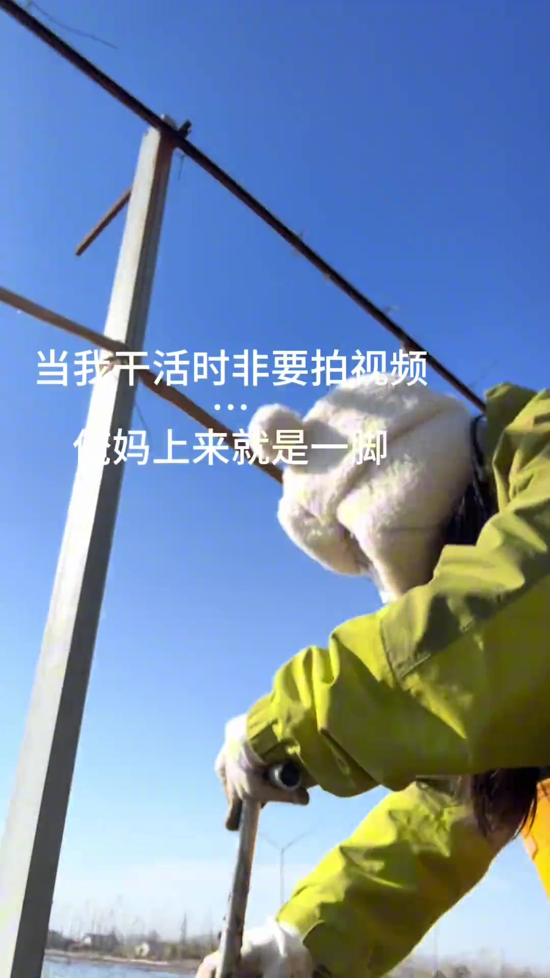 小姐姐干活拍视频，妈妈没看到过来就是一脚！！！