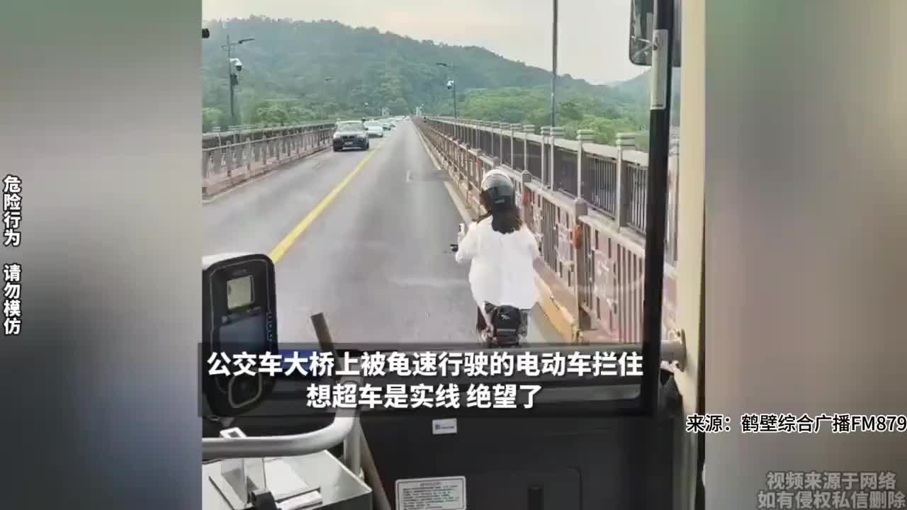 现在真是满大街拿着手机骑车的