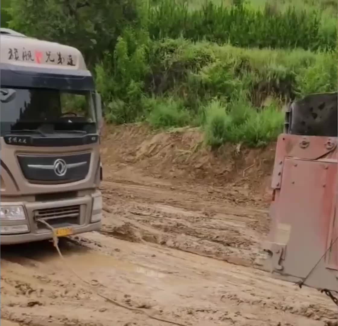 这是拉多少吨前拉后推都起不了步