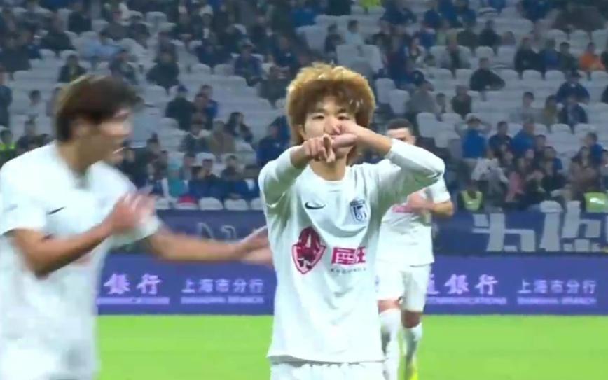 12！申花后防“乱成一锅粥”，遭大连队连入2球，吴曦闪转腾挪