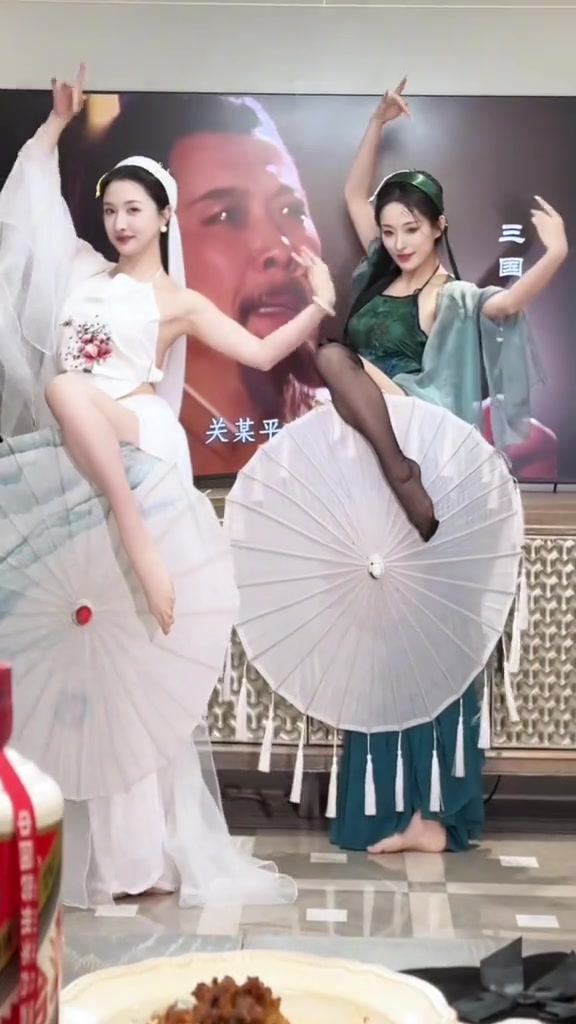 大长腿配酒这两闺蜜谁跳得更好看