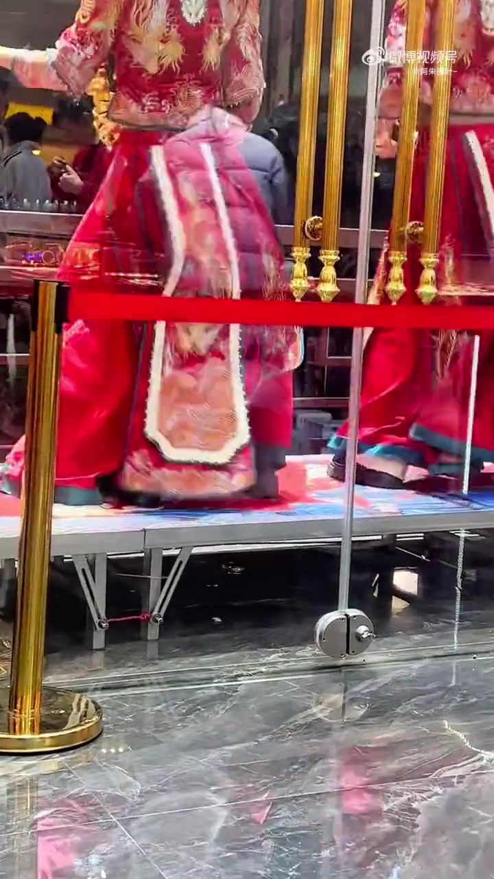 穿这么高的鞋跟还能扭起来吗！