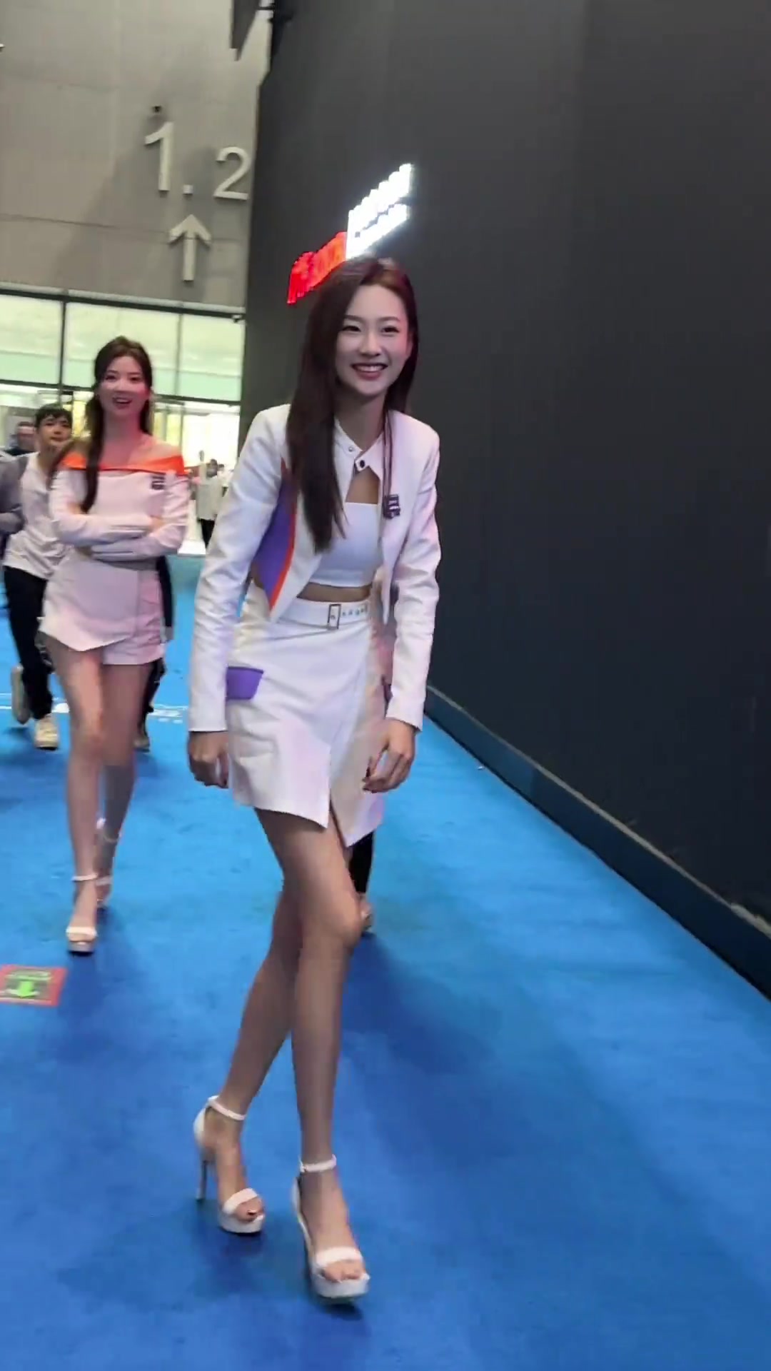 苏宁离婚后第一次来参加车展，这么漂亮真不知道前夫是怎么想的