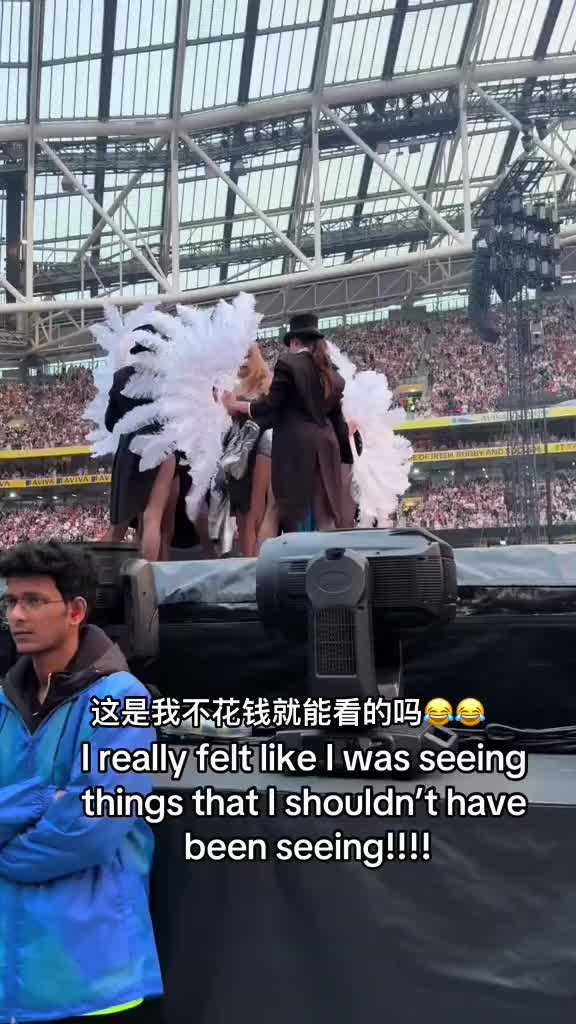 欧美女星就是这么富有且慷慨！霉霉演唱会现场换装春光乍现