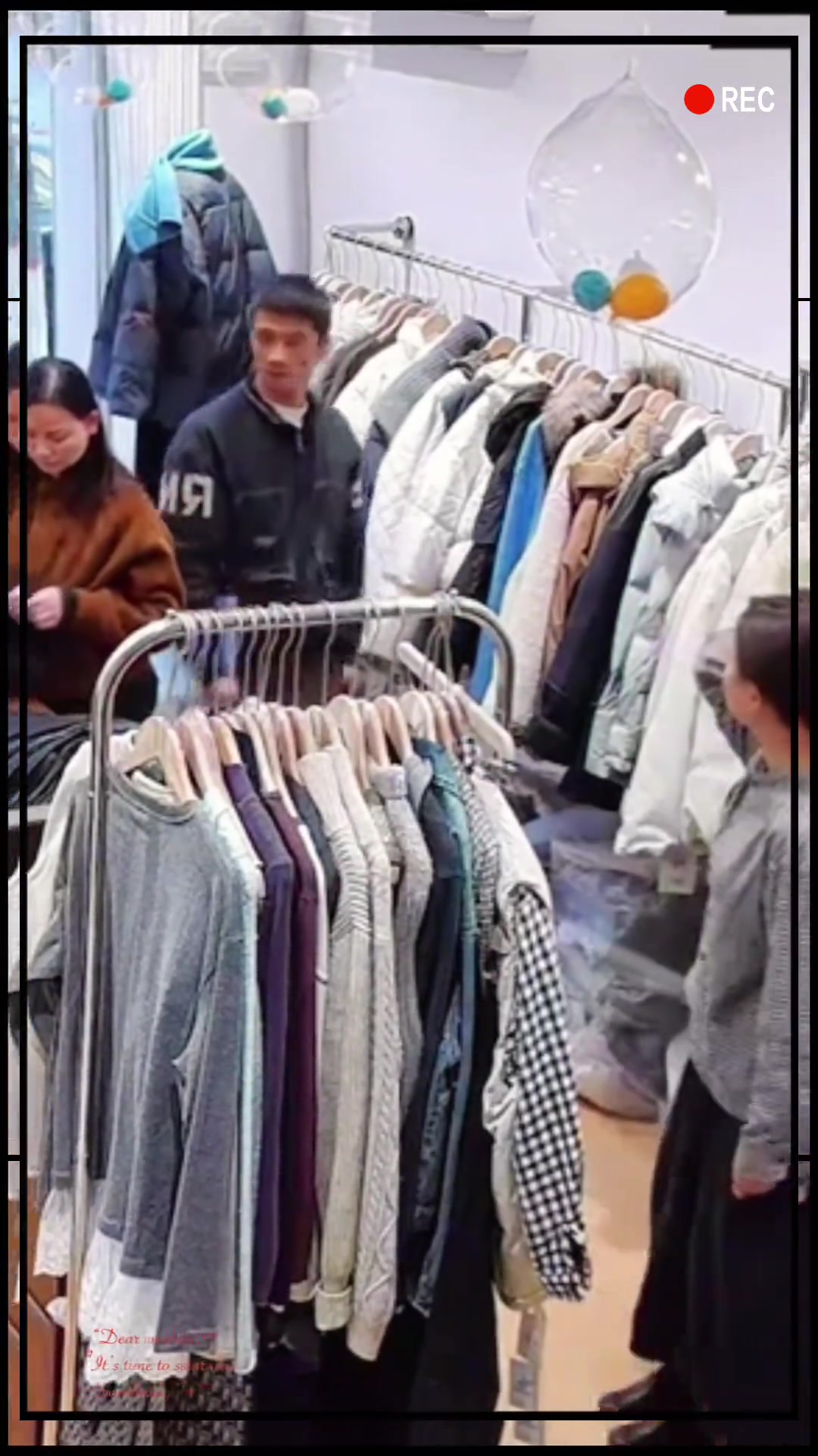 可怕！一自称聋哑人的男子到店里要求扫码并步步紧逼