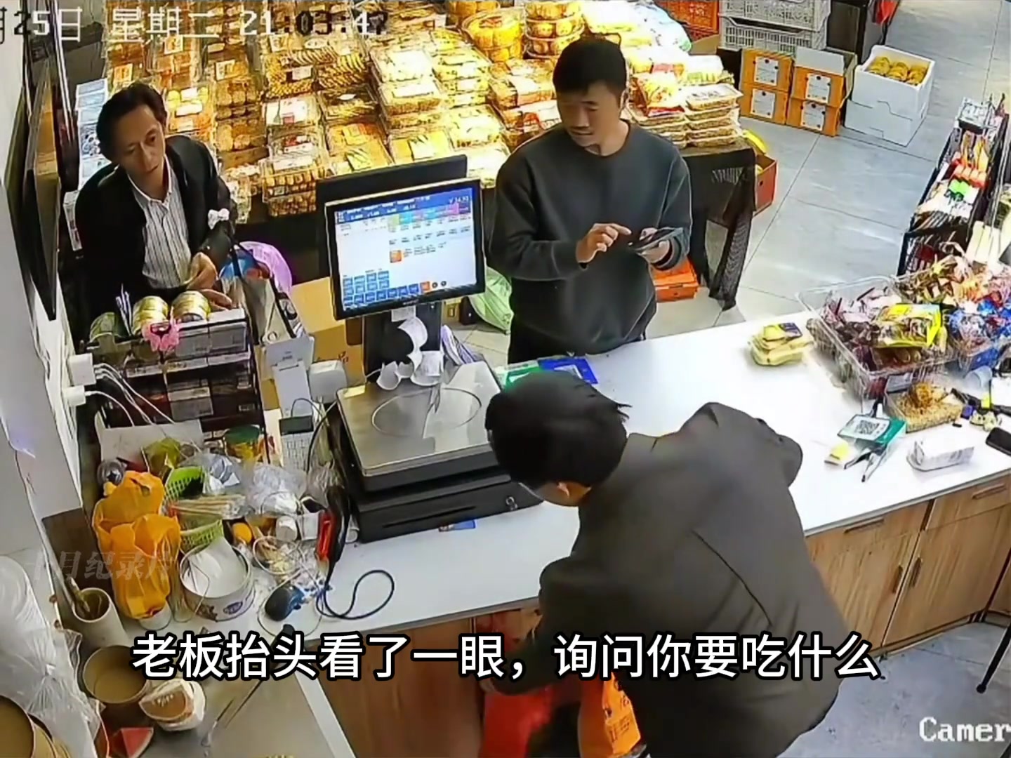 男子进店乞食不曾想令人心碎的一幕发生了让老板不知所措！