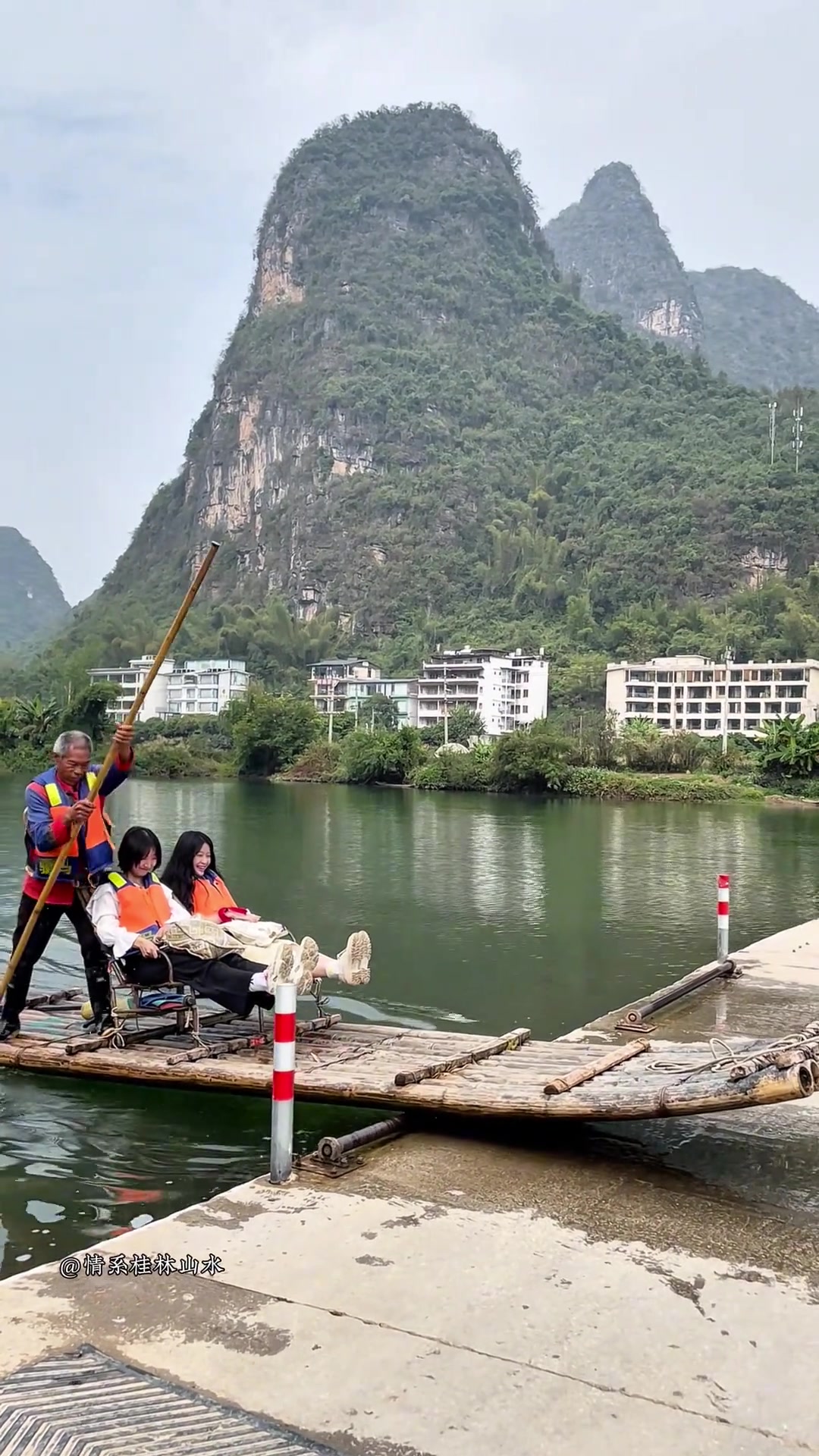 我们的竹筏就成了水陆两栖！