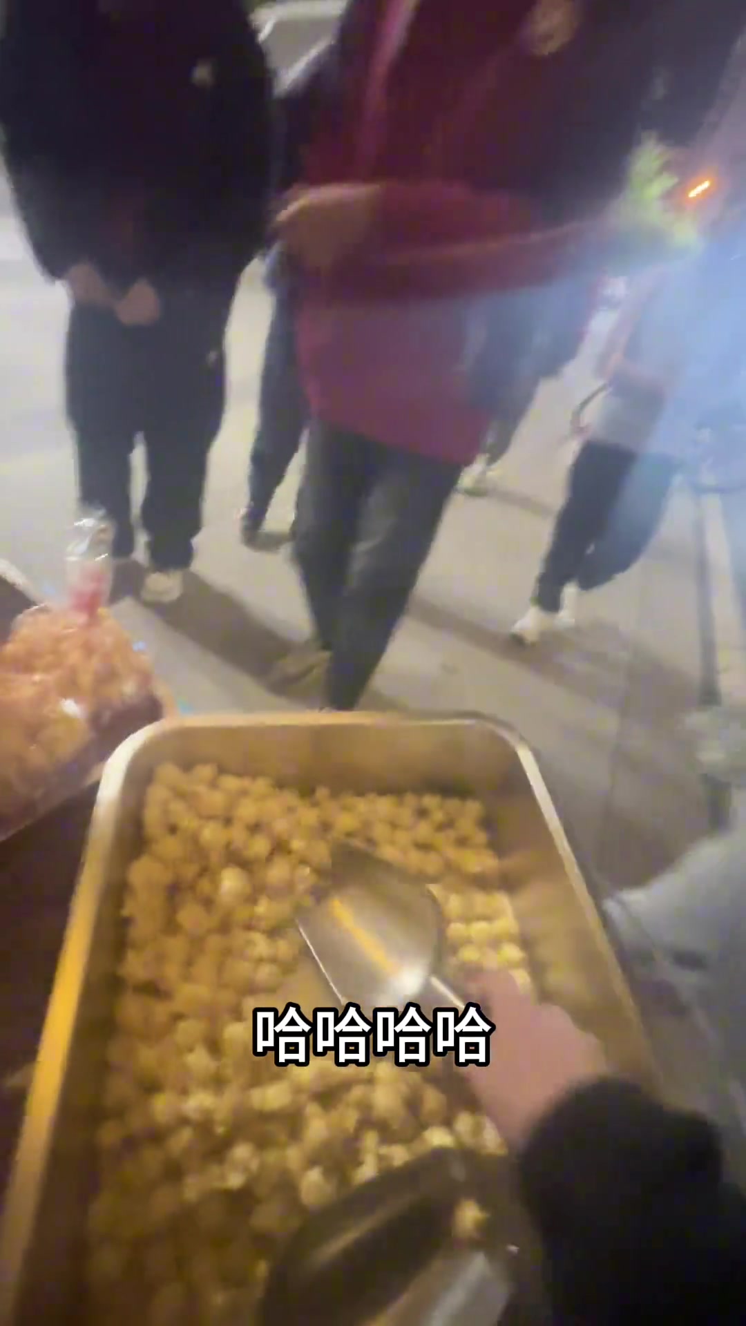 小孩哥们的一句句夸奖，让摆摊小姐姐高兴到狂送爆米花