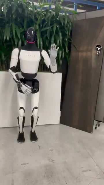 马斯克晒特斯拉机器人“擎天柱”：让这家伙接几个球
