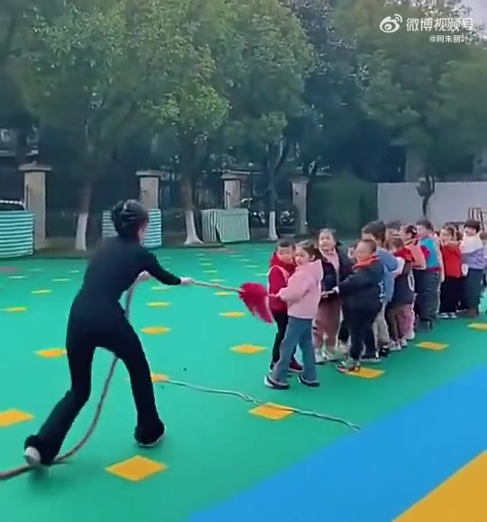 别跟小孩子拔河啊！跟我来玩！！