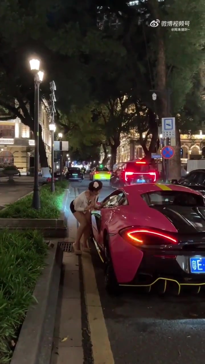 原来跑车这么低，是为了让他们蹲下说话
