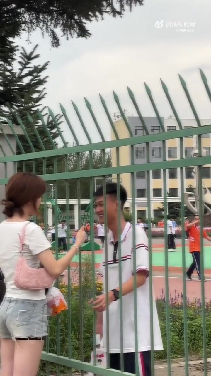 这是姐姐和弟弟还是姐弟恋！