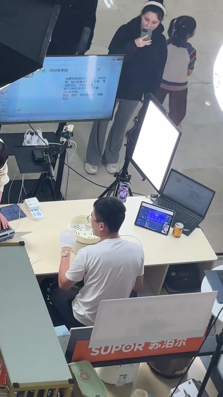 原来有提词器啊，怪不得那么多品个个说的那么溜