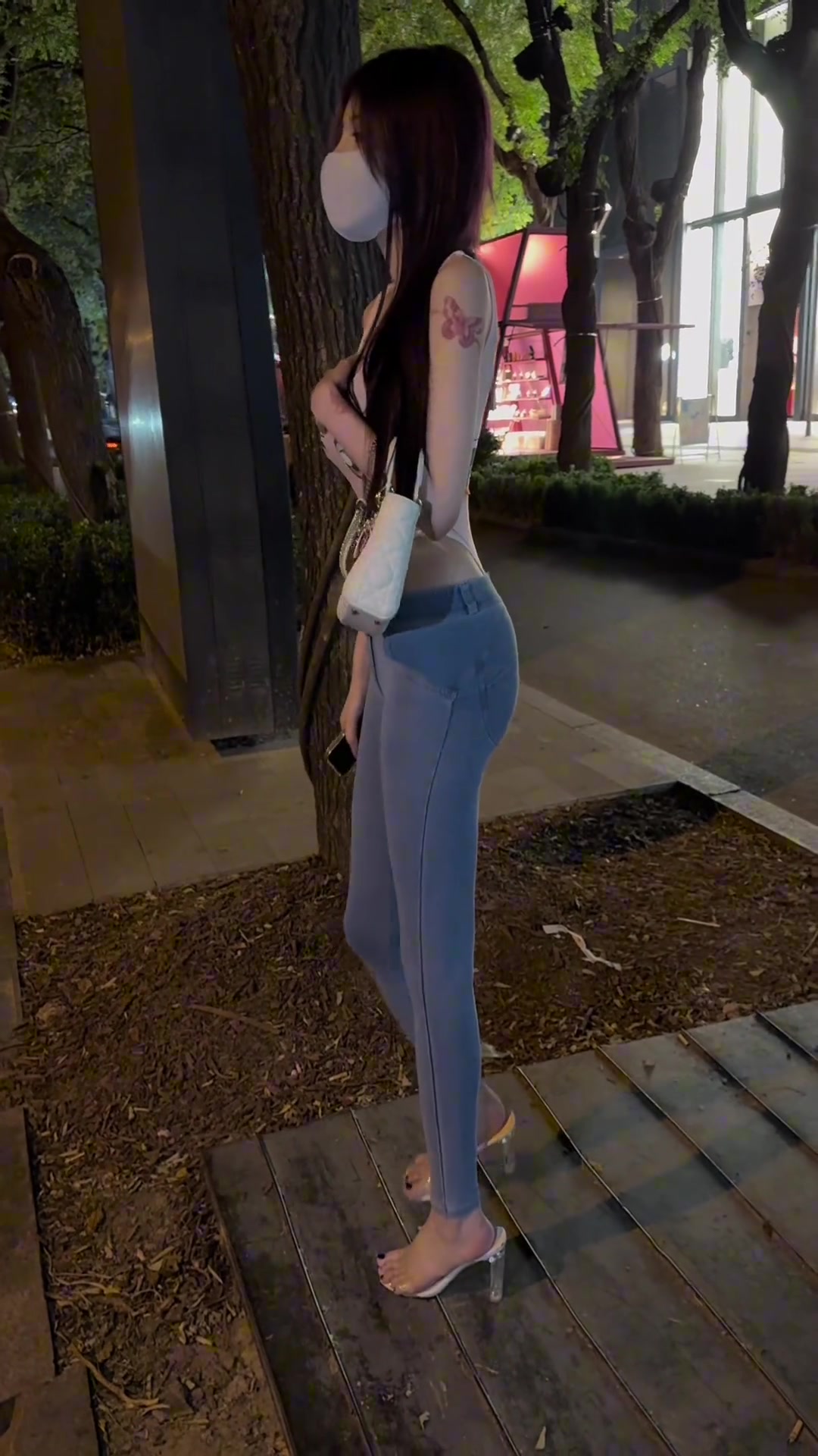 不懂就问，这种穿搭上厕所不费劲吗