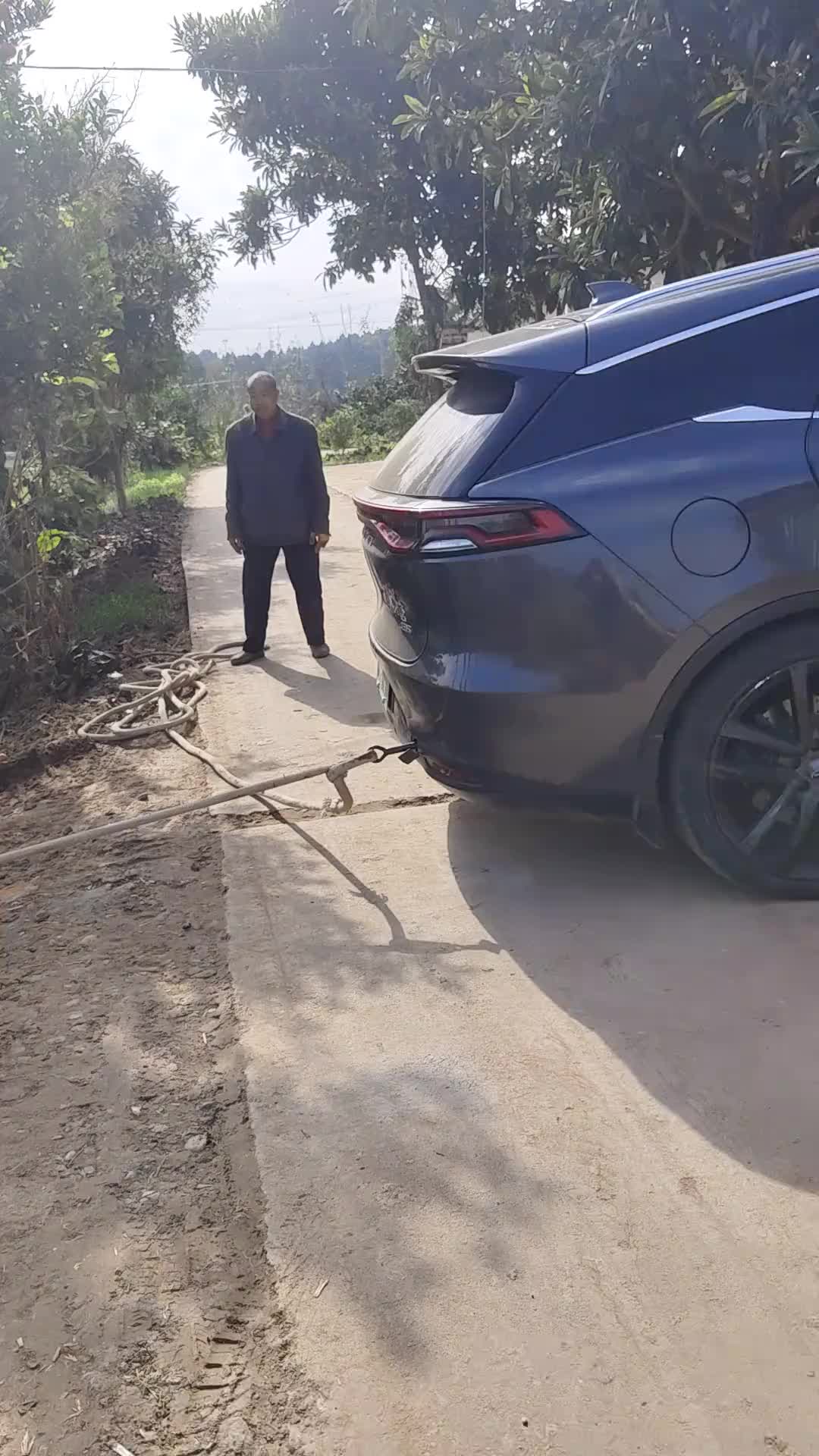 这动力可以啊，小车拉大车！