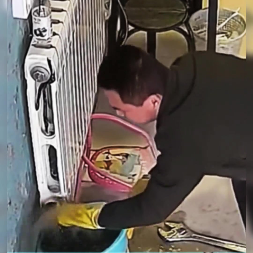 大哥清理暖气片时忘记关总阀门了