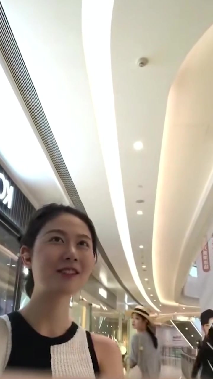 她肯定喜欢弟弟呀！眼神都拉丝啦