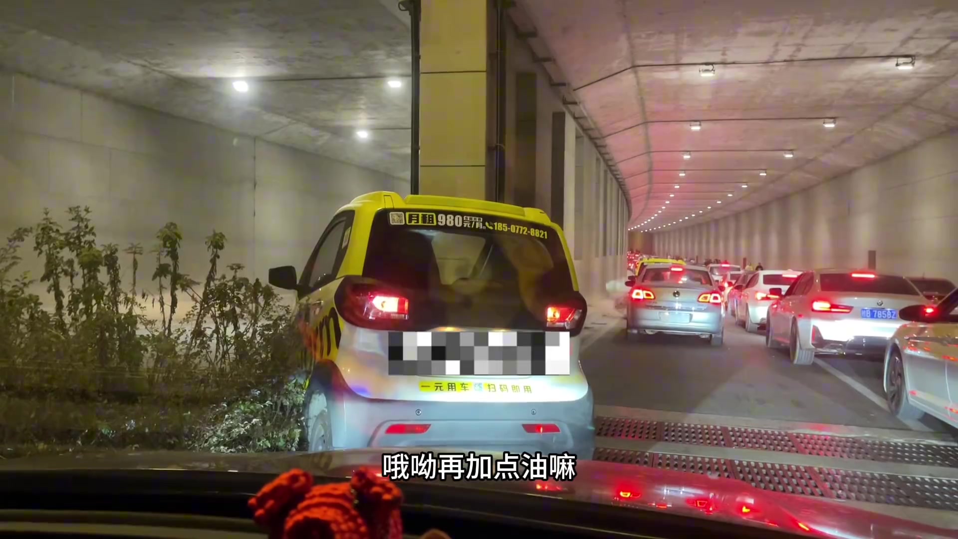 五菱神车，堵车直接走花圃横过去，真牛