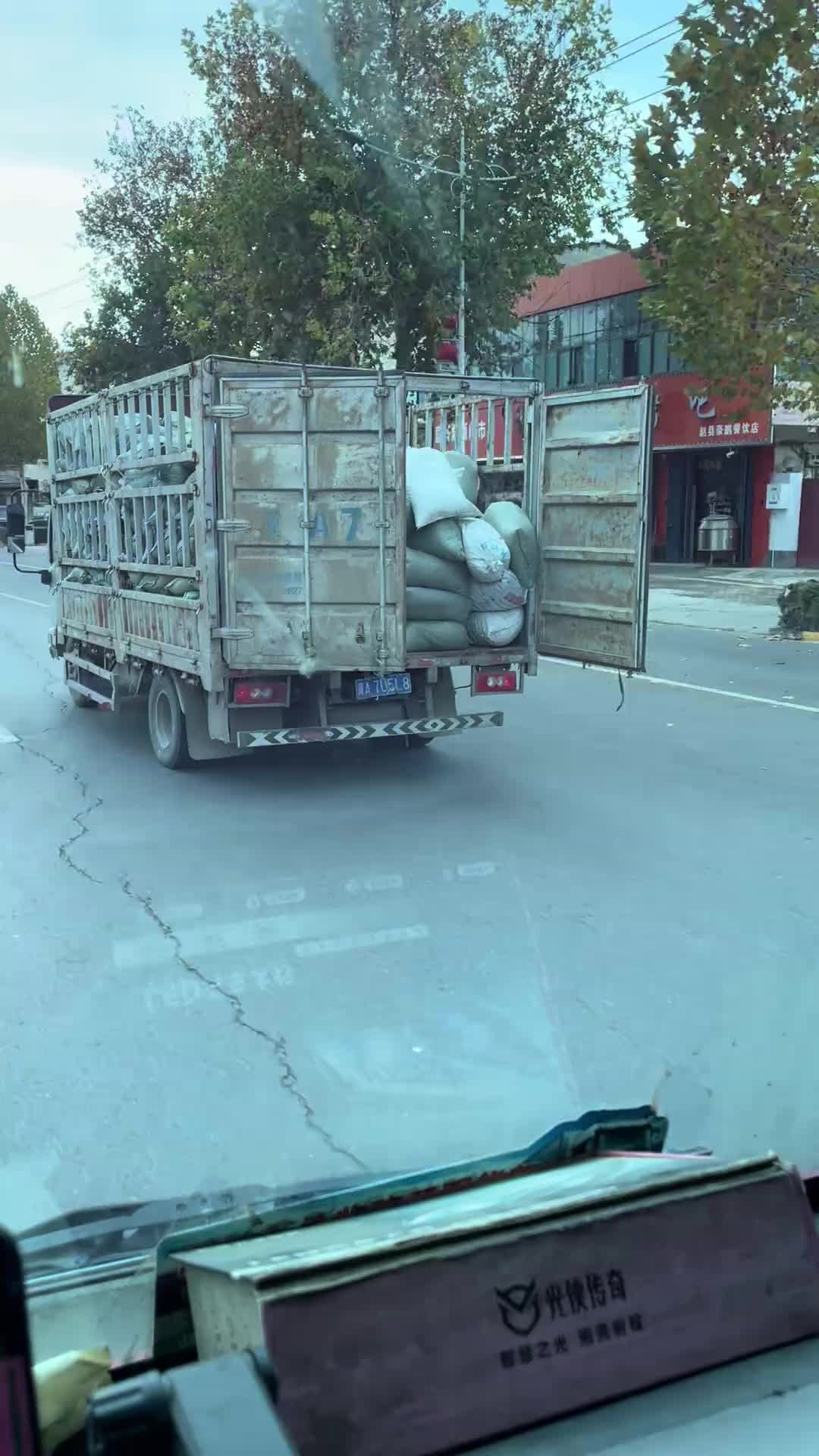 看这个情况在路上是不是已经掉了几包了啊