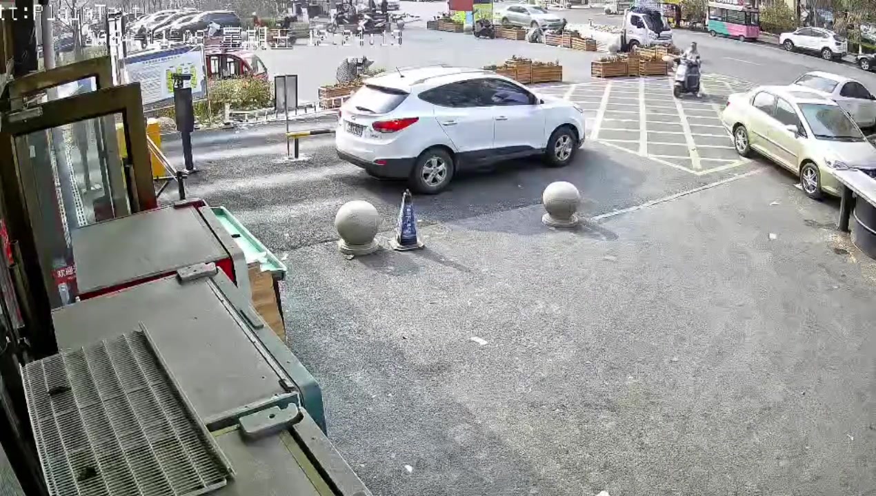 白车难道看不见这么大个石墩吗