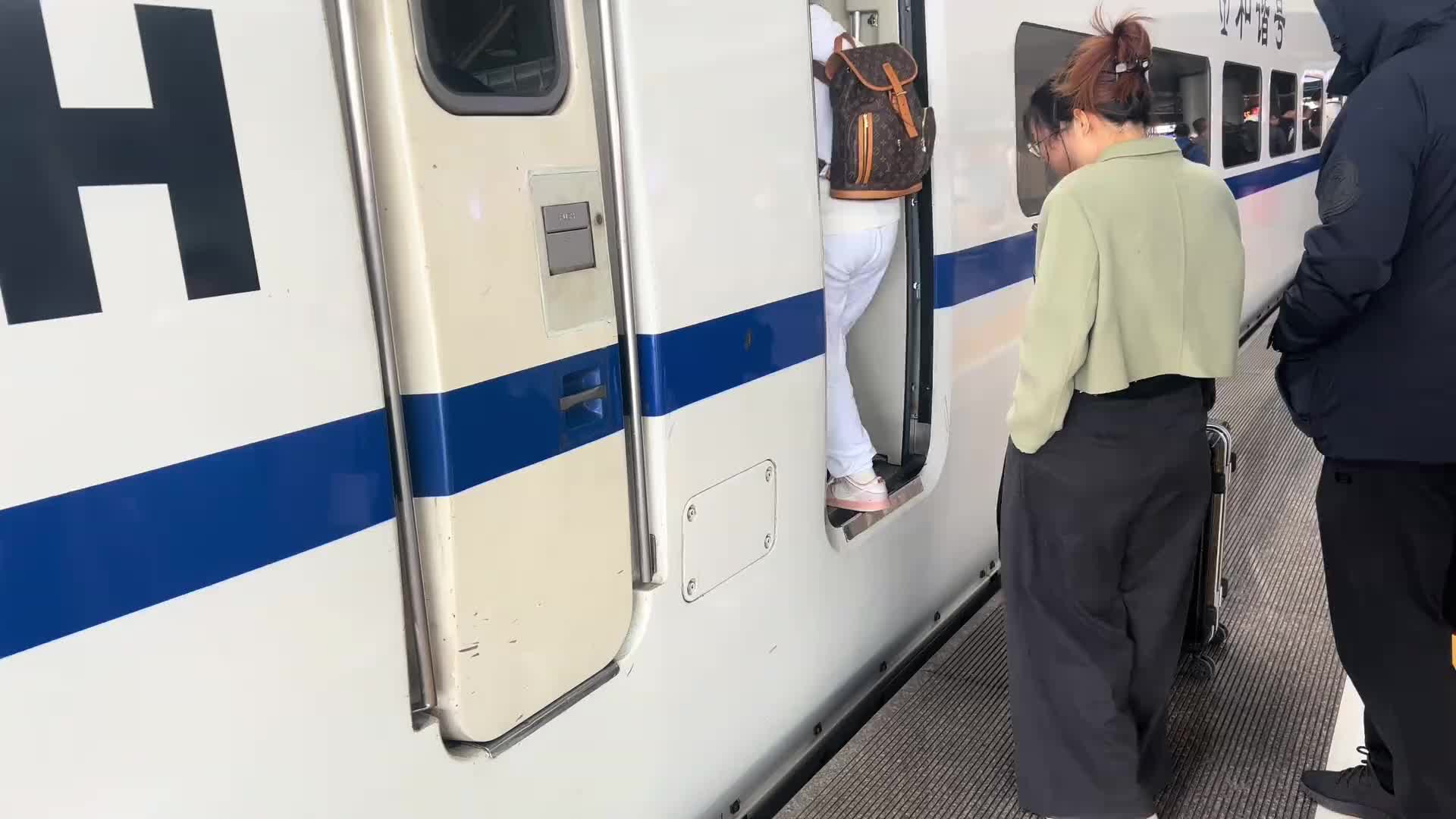 我知道你有站台沉降也有已经改造完了但是这个太离谱哇