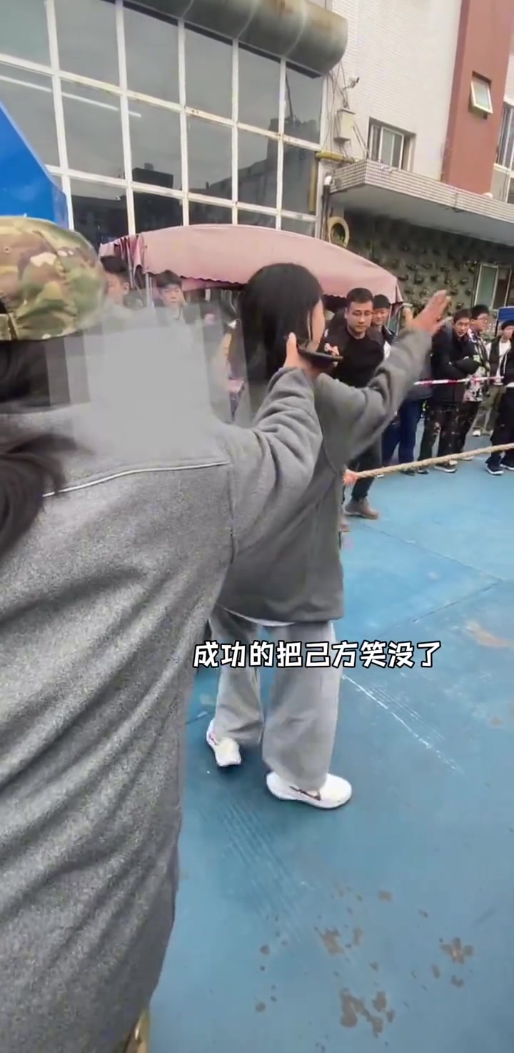 拔河整这一出！结果把自己队友整不会了...