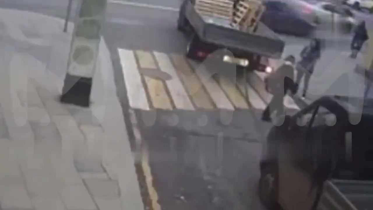 第一次见过马路还要来个鲤鱼打挺的，心疼小姐姐一秒！