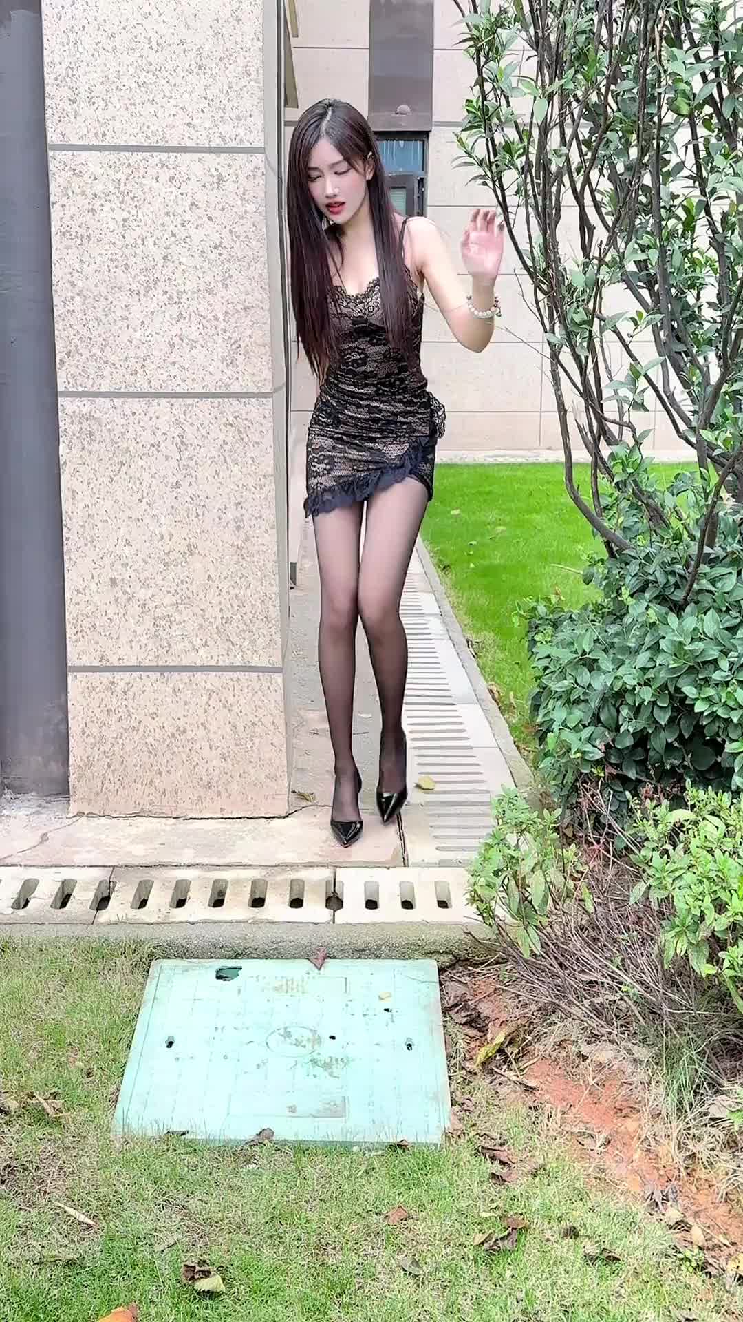 美女这是受伤了吗咋走路一瘸一拐的
