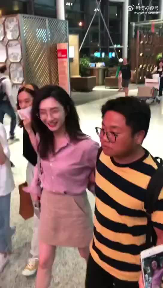江疏影跟人合照被旁边男的搂腰了让江江一直说他摸我腰诶！