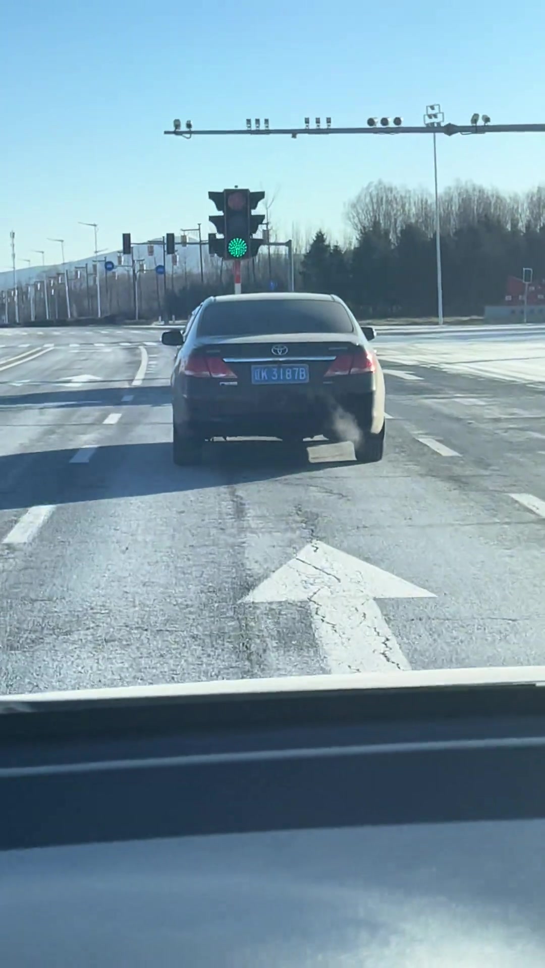 我就说人不能早起.起猛了看见红绿灯跑了
