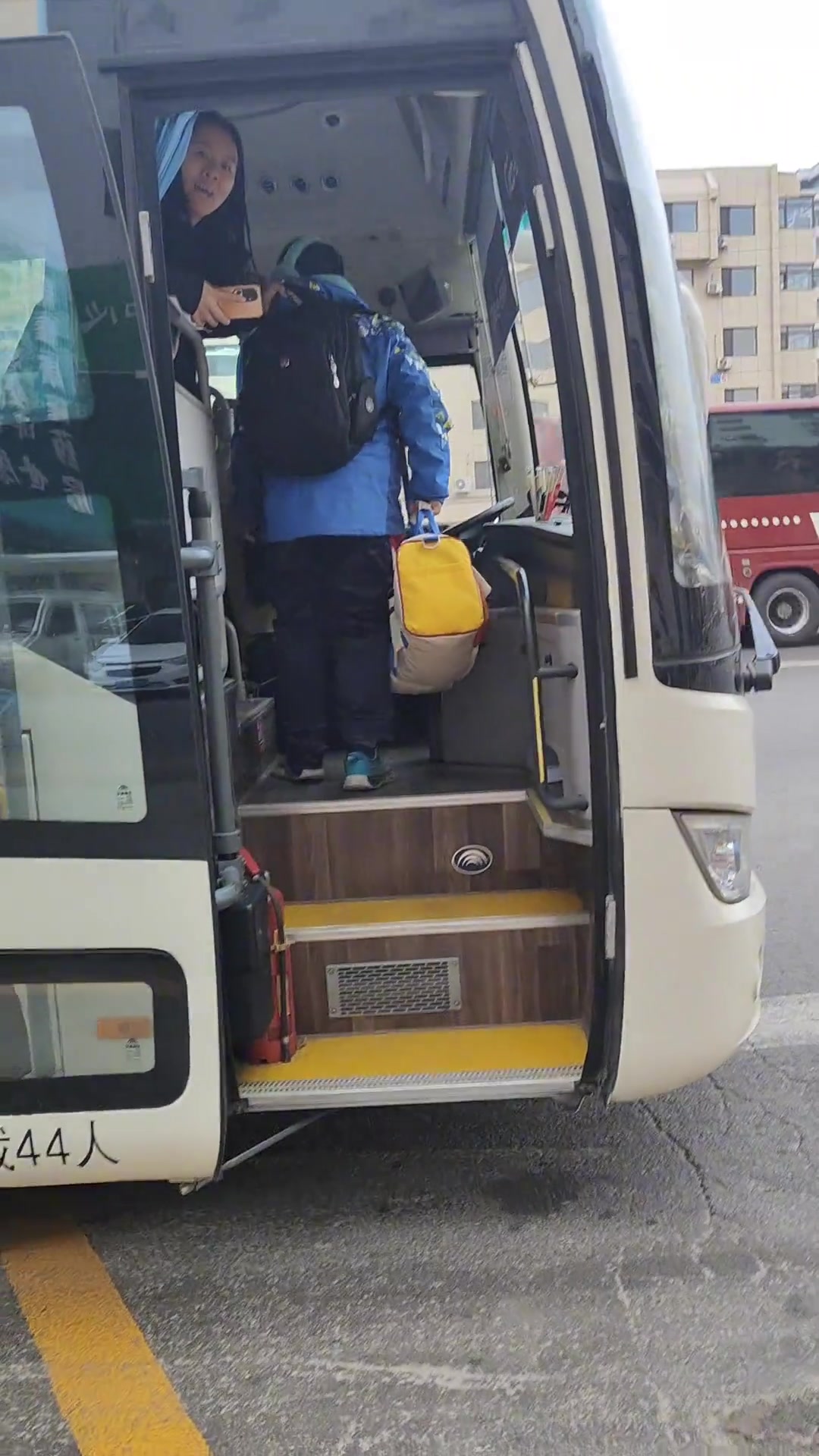 诶呀呀，这也太激动了，行这么大的礼