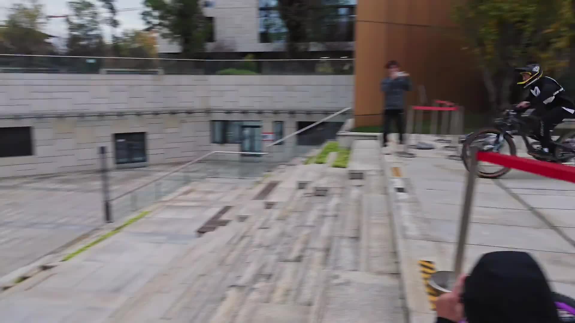 人类为什么只要下边不是自己的腿就敢跳任何地方！
