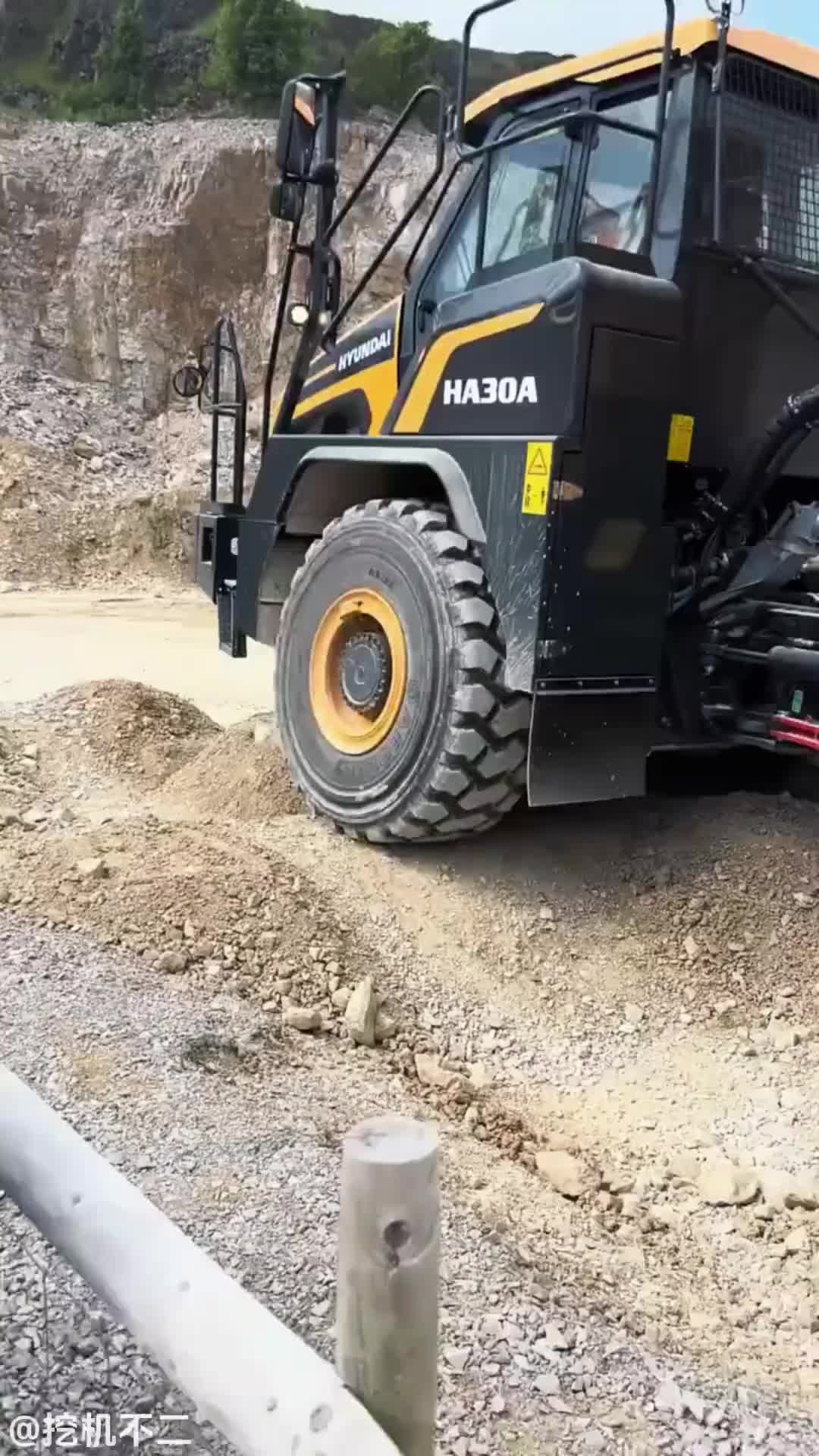 铰卡应对这种路况轻轻松松啊！
