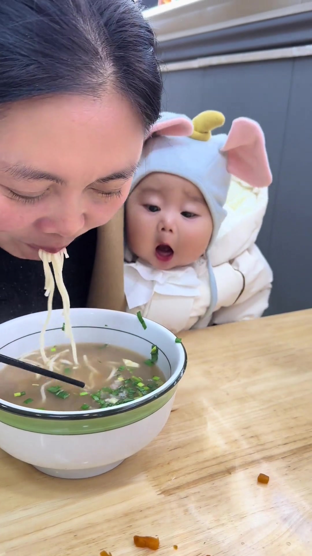 七个月宝宝刚扎出小牙就对食物有如此大的欲望