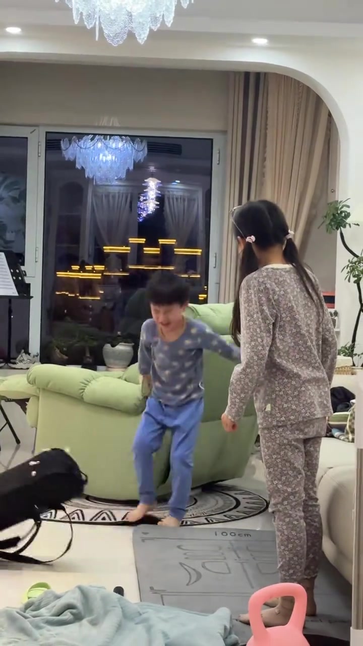 姐弟俩闹别扭！看弟弟的操作，怪不得爸爸能笑这么大声